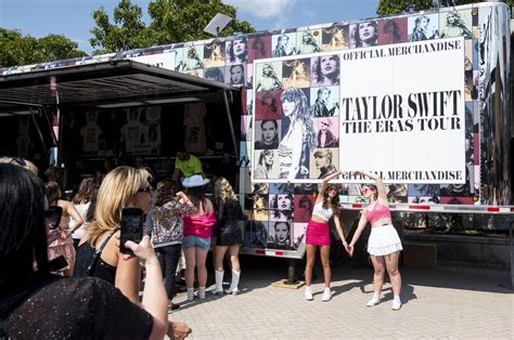 May 18, 2023 · Taylor Swift's Gillette Stadium concerts in Foxboro: What to know. The truck opened at 10 a.m. but several fans were there before sunrise - some as early as 2:30 a.m. - to get their hands on tour ... 